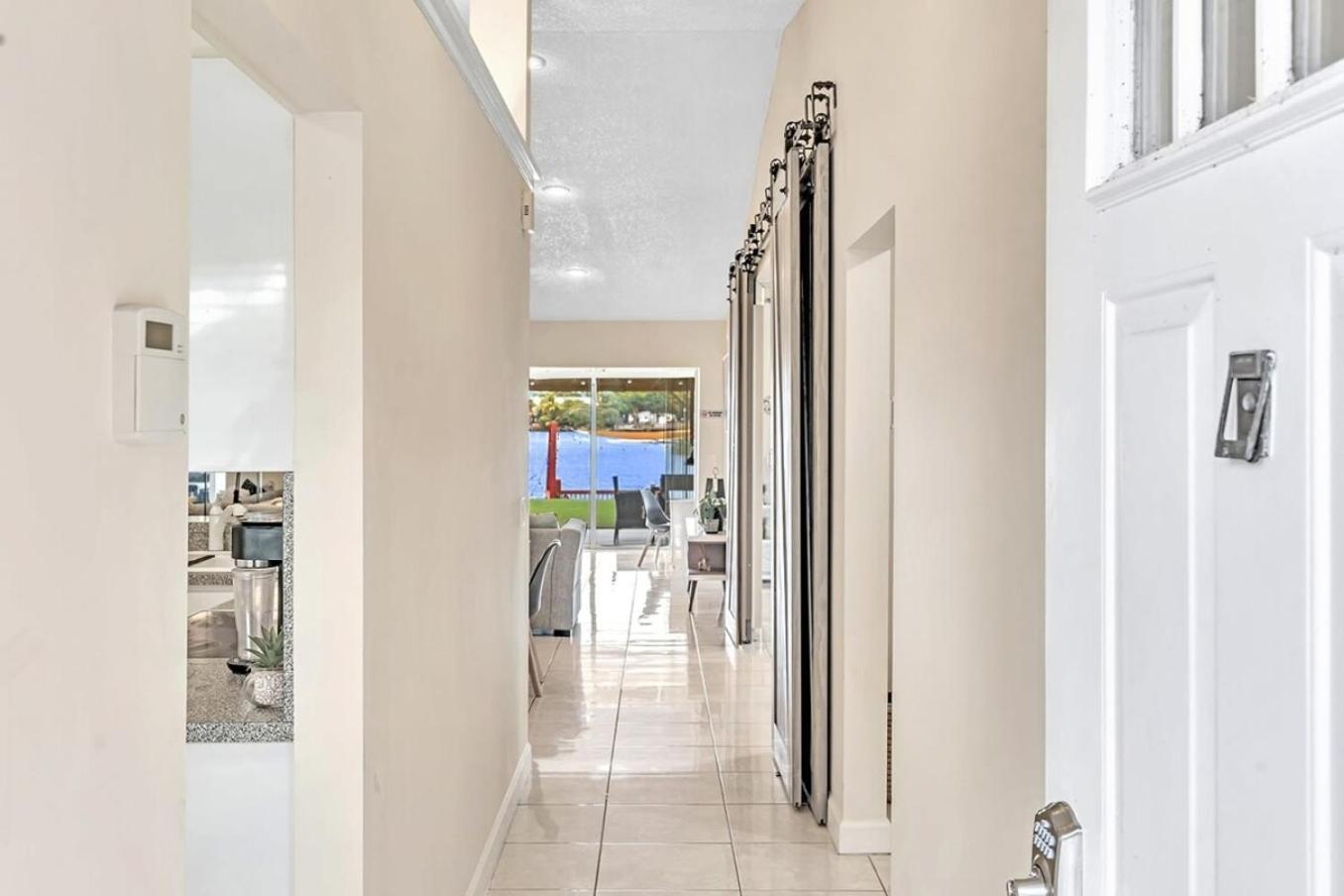 Holiday home Beautiful Cozy Lakefront Homecasinoairportbeach