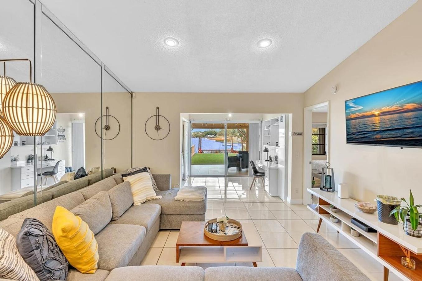 Beautiful Cozy Lakefront Homecasinoairportbeach