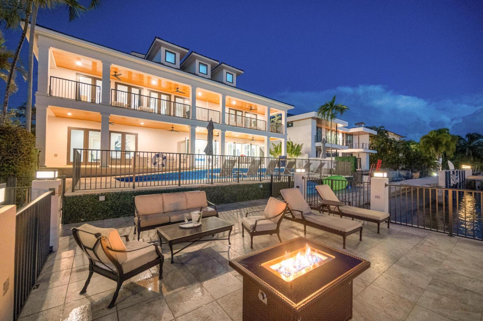 Mega Yacht Views Private Heated Pool Harbor Inlet Area Harbourview Key Vlllas Holiday home *