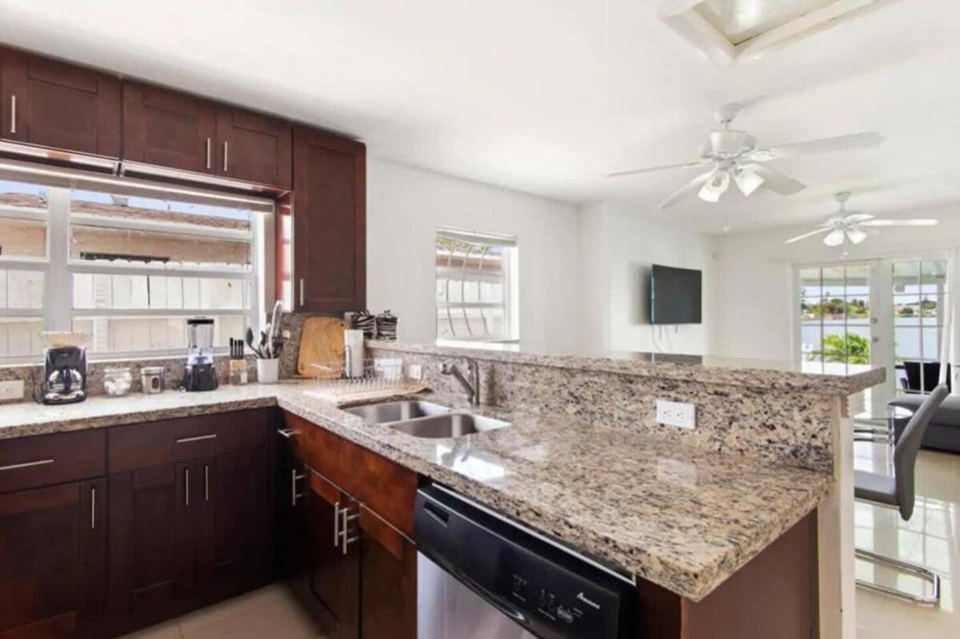 Lakeside 3br Retreat With Private Yard & Kayak Use Holiday home *