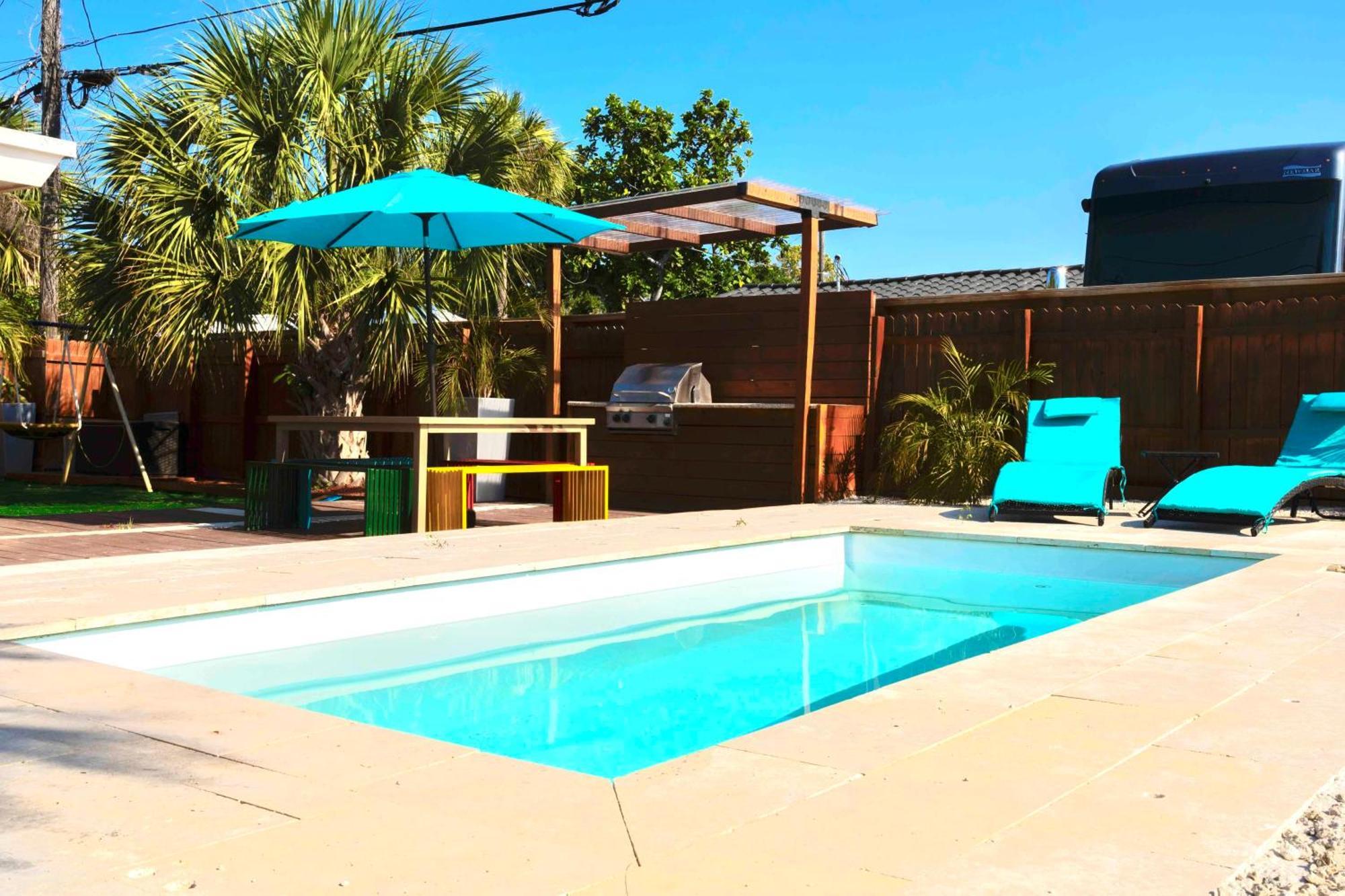 Holiday home Alma House Pool Bbq Playground And Playroom Family
