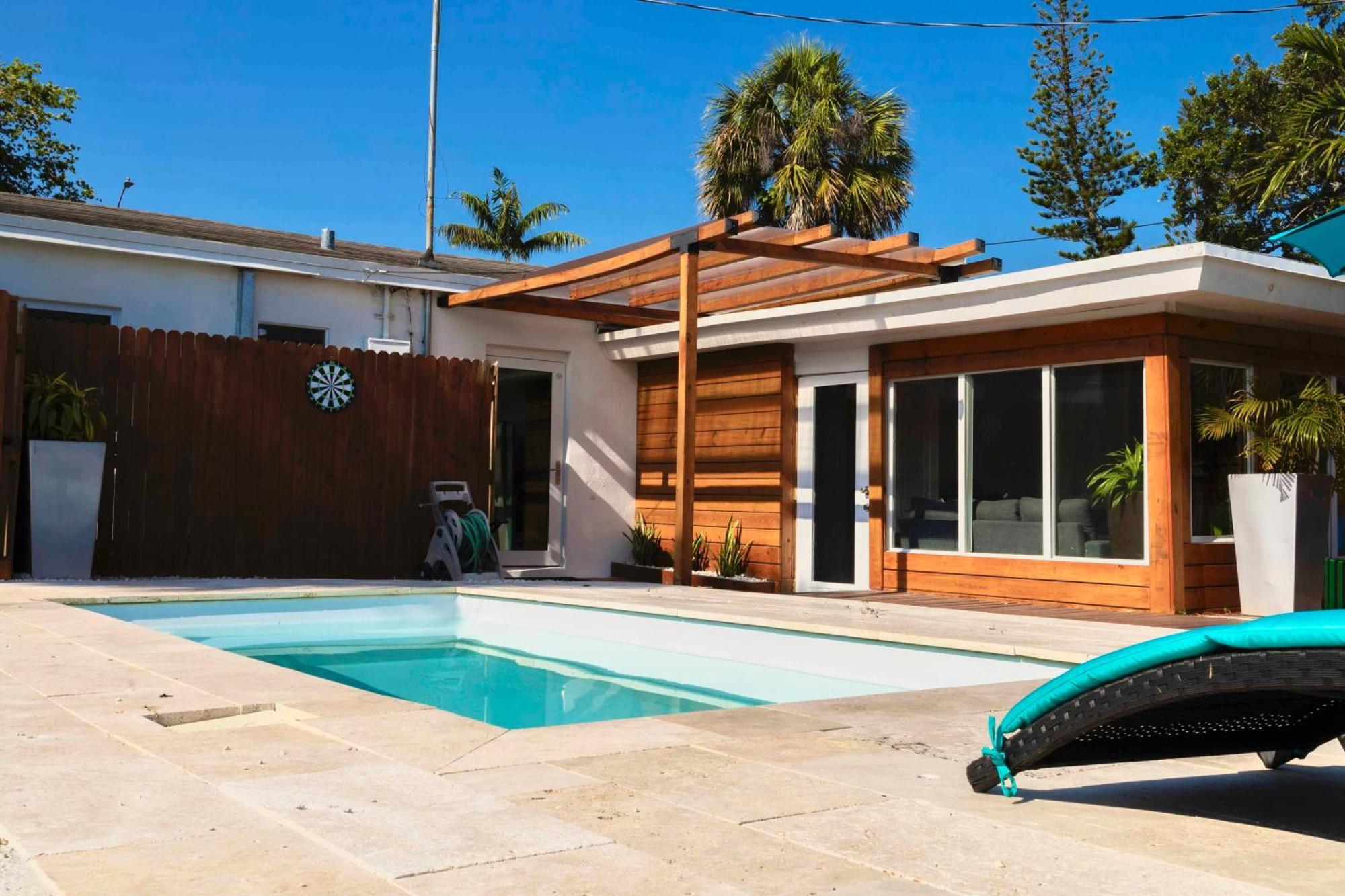 Holiday home Alma House Pool Bbq Playground And Playroom Family