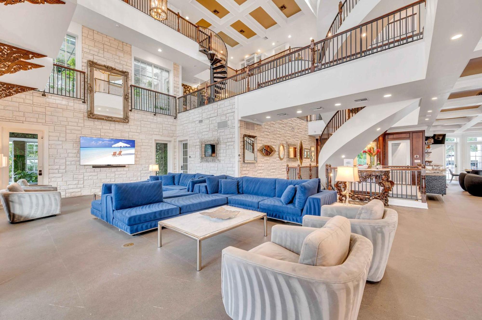 The Modern Castle Canal View Access Rooftop Living Greenhouse Vlllas Holiday home Fort Lauderdale