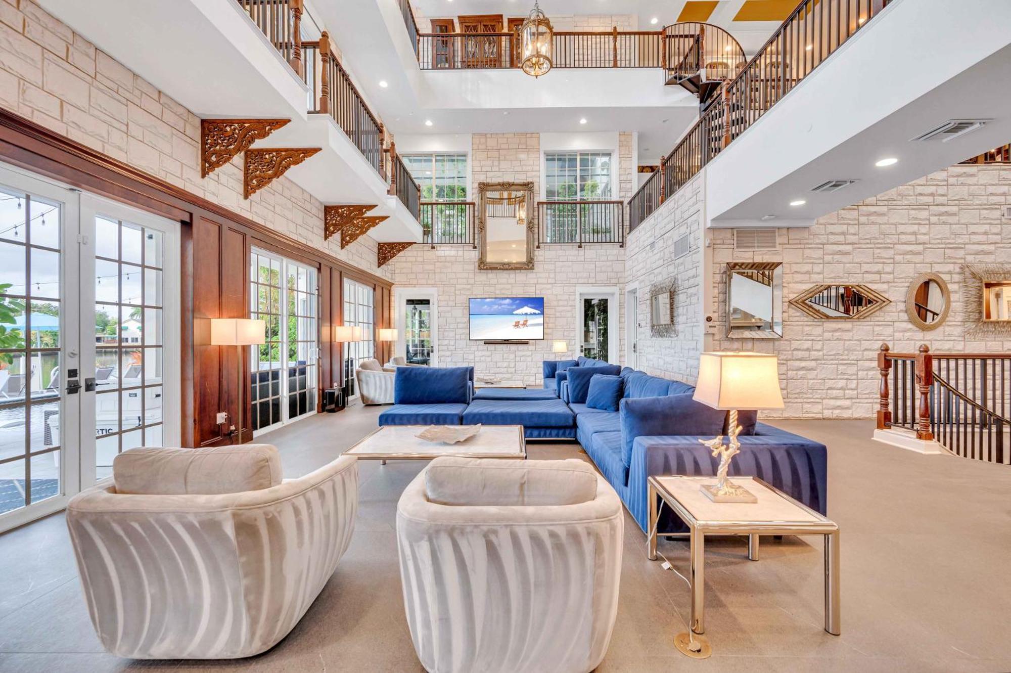 The Modern Castle Canal View Access Rooftop Living Greenhouse Vlllas