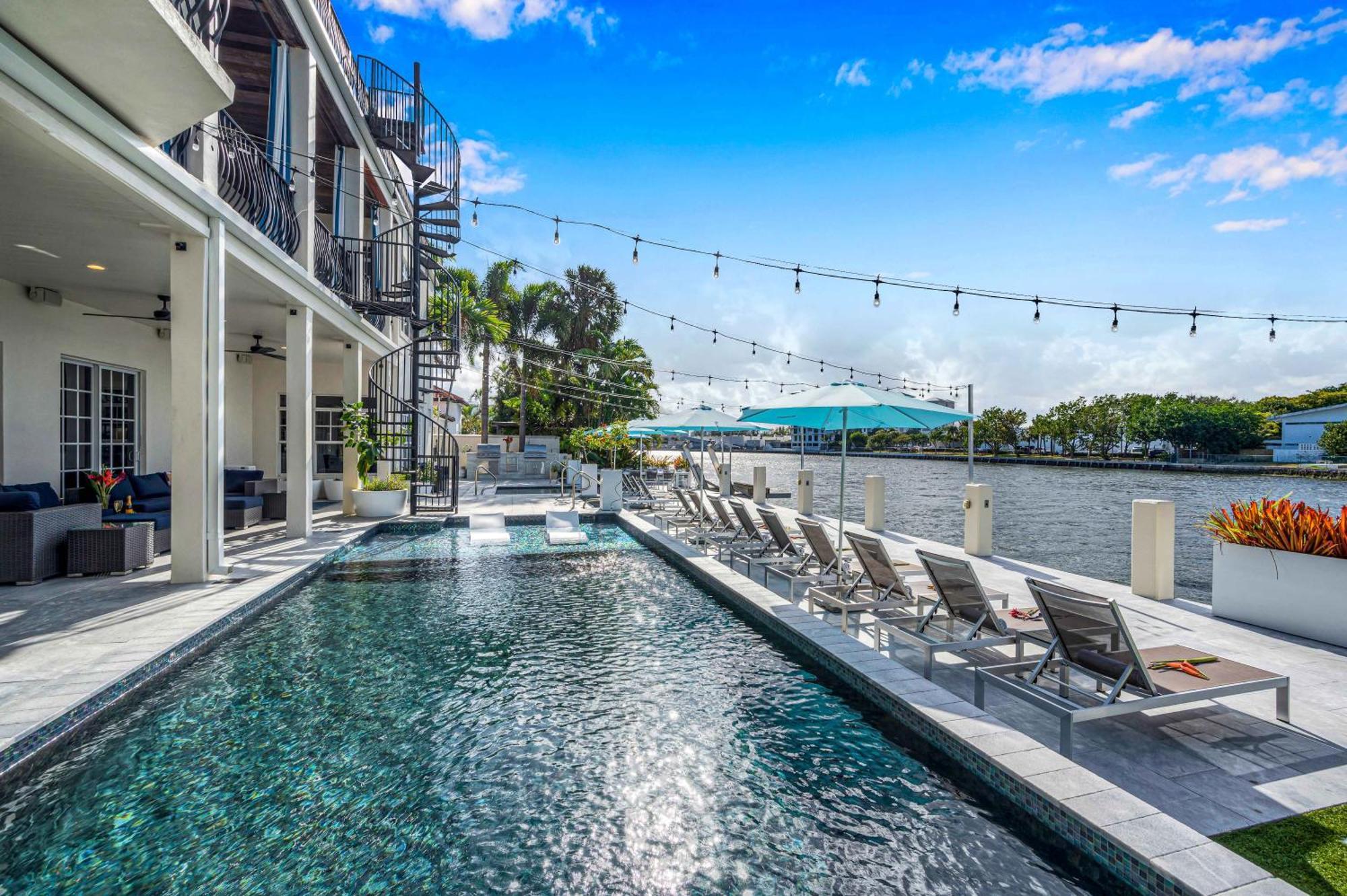 The Modern Castle Canal View Access Rooftop Living Greenhouse Vlllas Holiday home