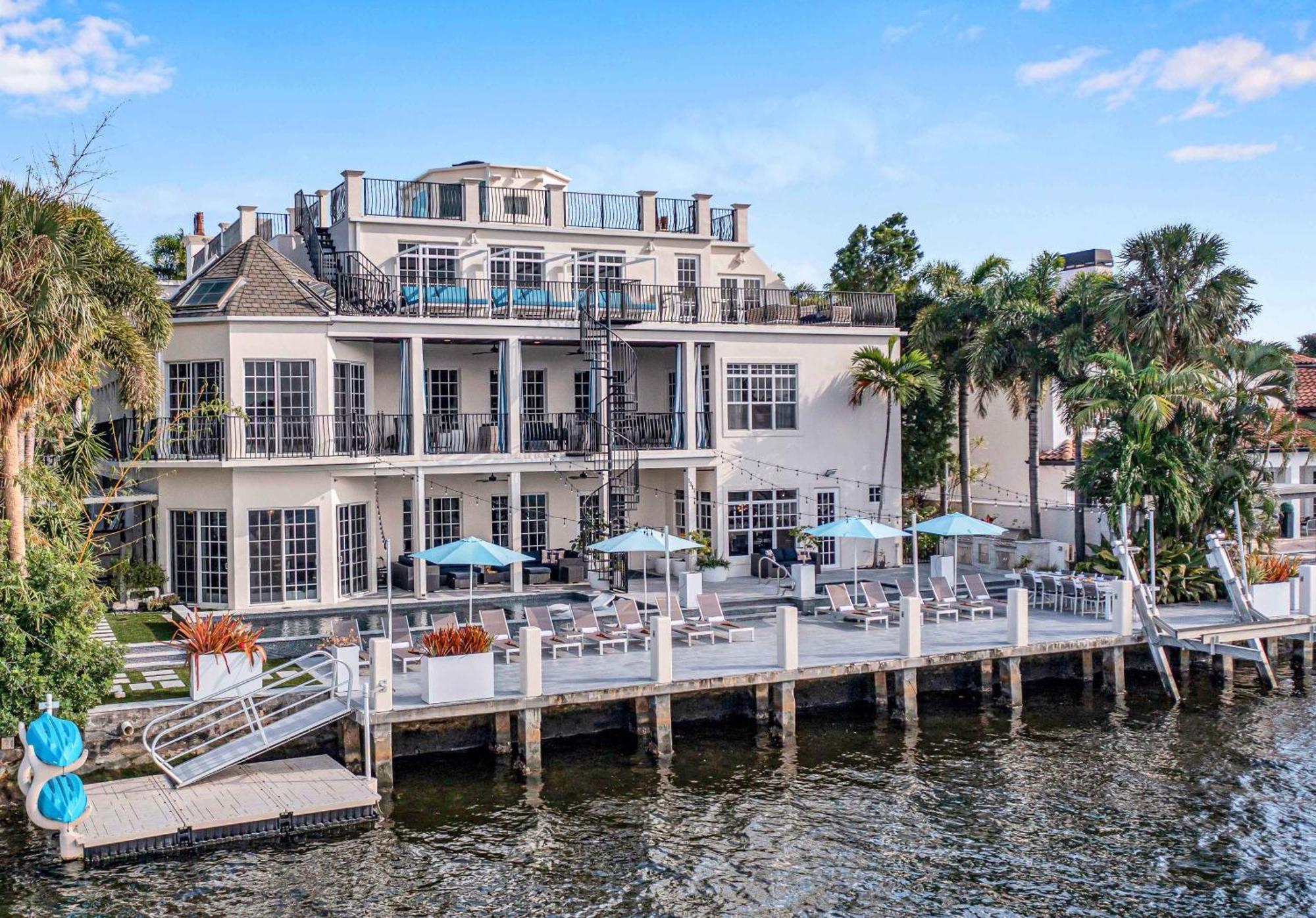 The Modern Castle Canal View Access Rooftop Living Greenhouse Vlllas Holiday home Fort Lauderdale