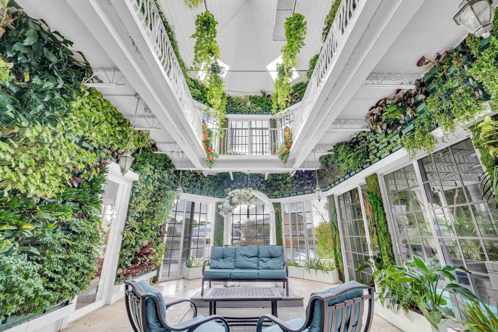 Holiday home The Modern Castle Canal View Access Rooftop Living Greenhouse Vlllas Fort Lauderdale