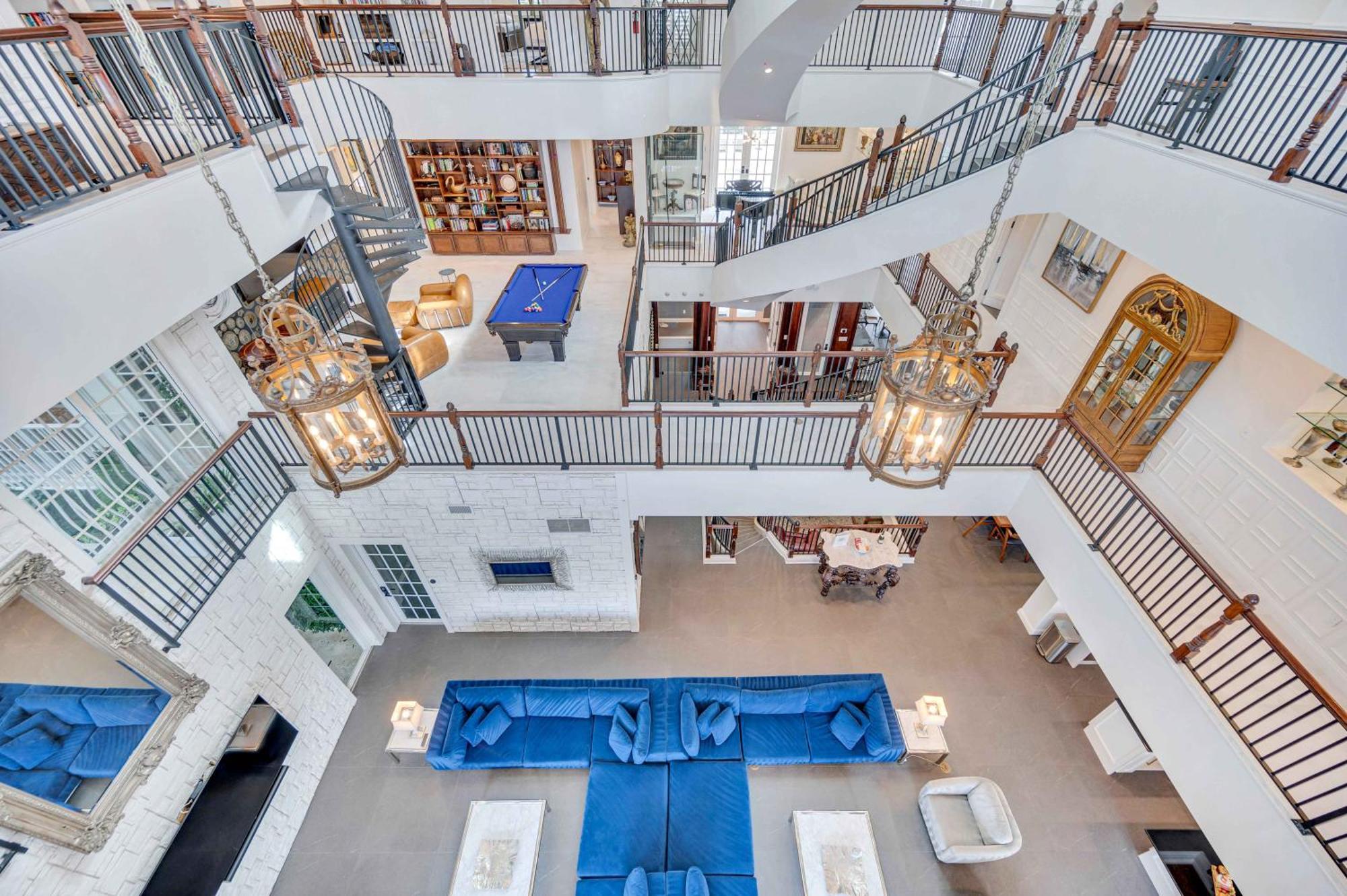 The Modern Castle Canal View Access Rooftop Living Greenhouse Vlllas