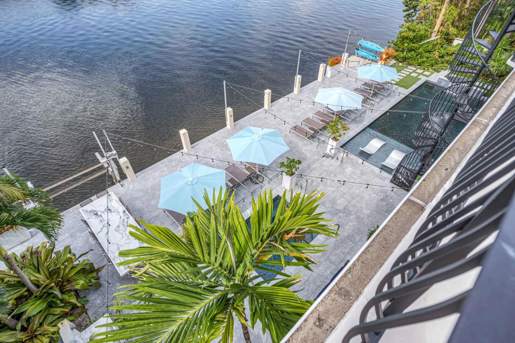The Modern Castle Canal View Access Rooftop Living Greenhouse Vlllas Holiday home
