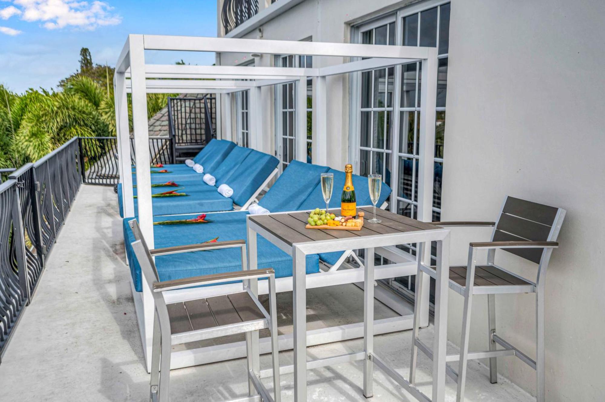 Holiday home The Modern Castle Canal View Access Rooftop Living Greenhouse Vlllas *