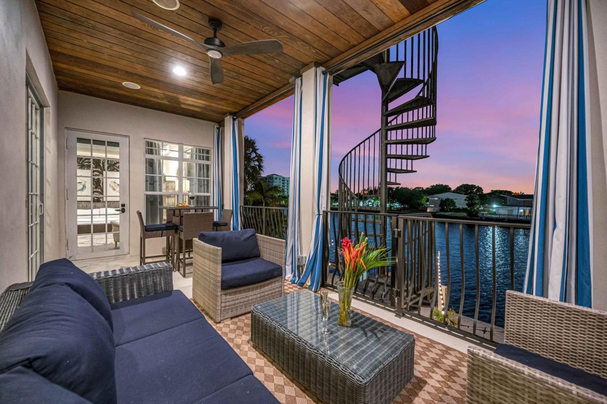 The Modern Castle Canal View Access Rooftop Living Greenhouse Vlllas Holiday home *