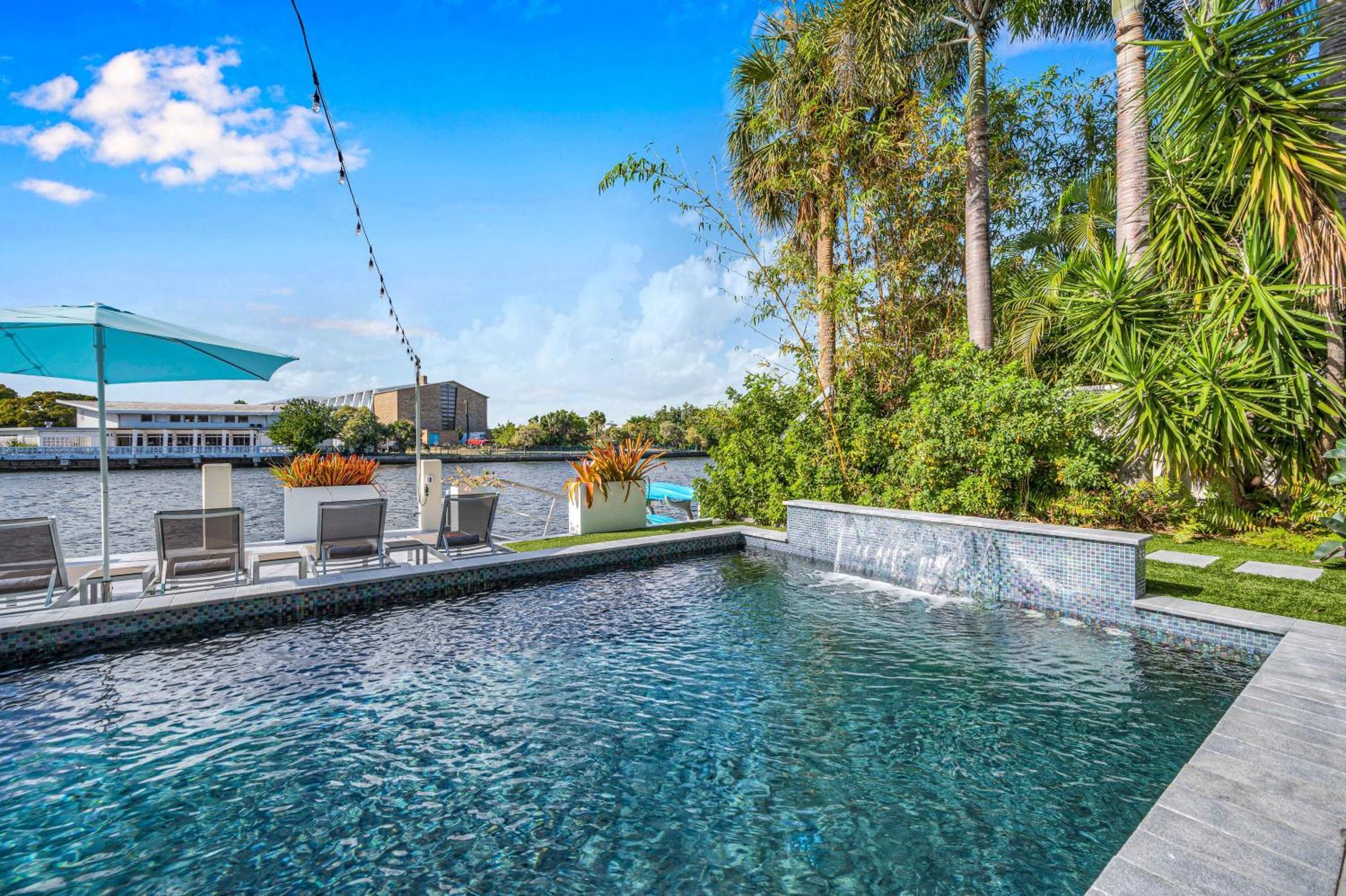 The Modern Castle Canal View Access Rooftop Living Greenhouse Vlllas *