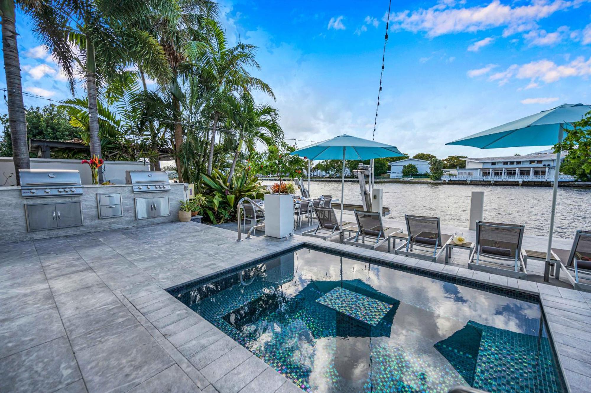 The Modern Castle Canal View Access Rooftop Living Greenhouse Vlllas