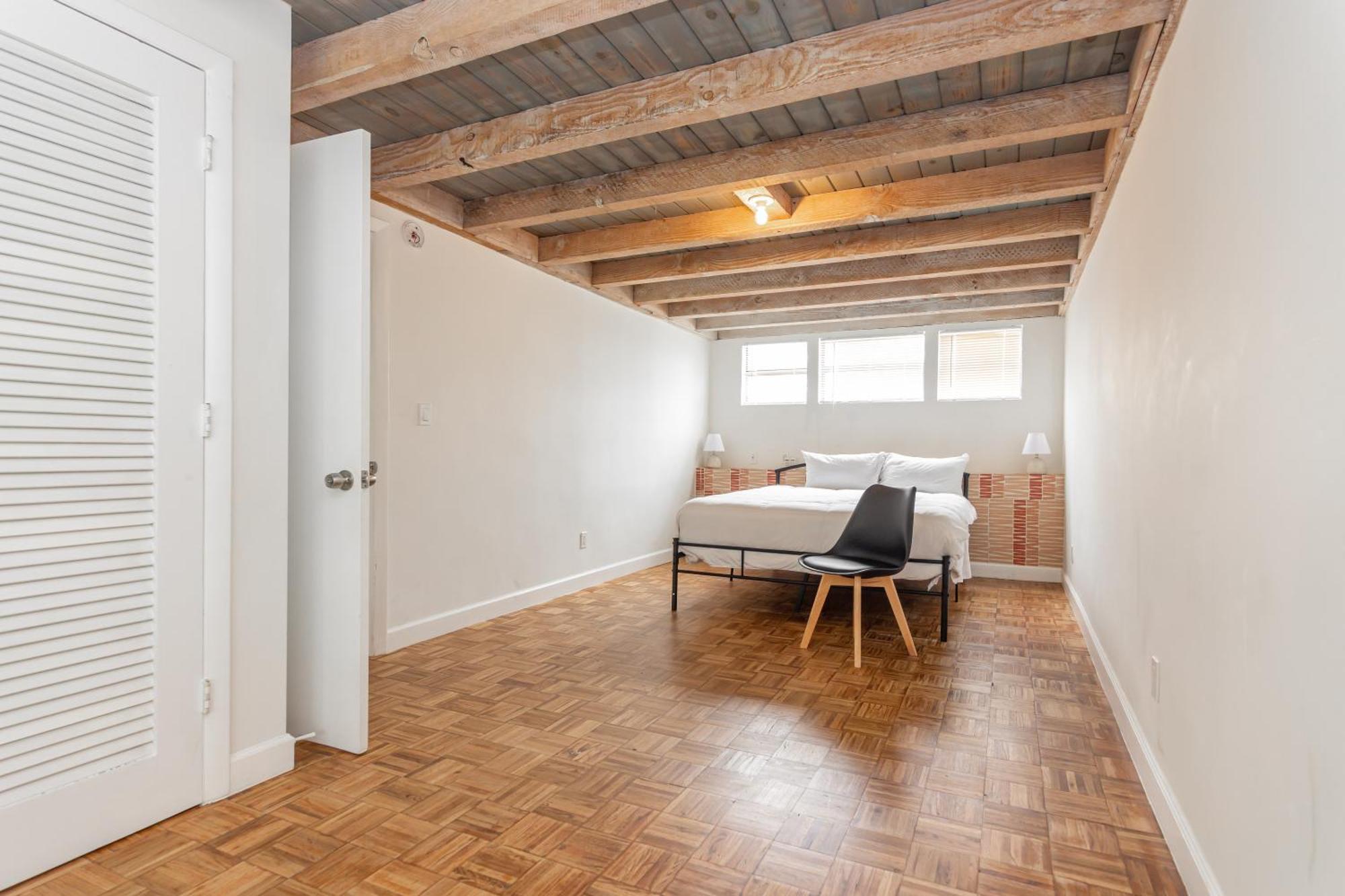 2-bdrm Unit - 5 Minutes Walking Olas Apartment