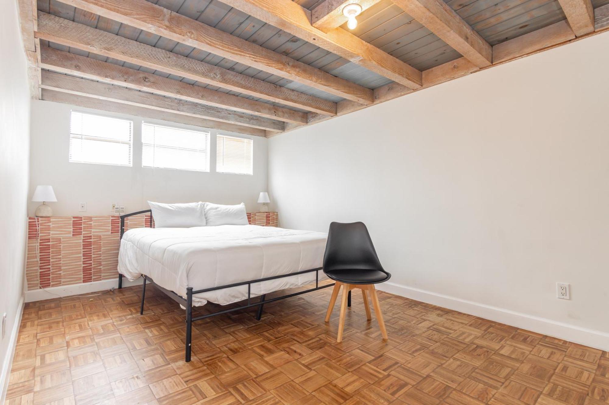 2-bdrm Unit - 5 Minutes Walking Olas Apartment *