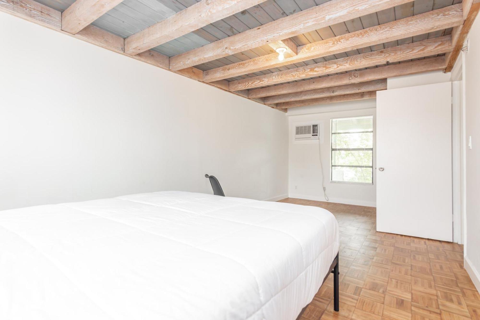2-bdrm Unit - 5 Minutes Walking Olas Apartment