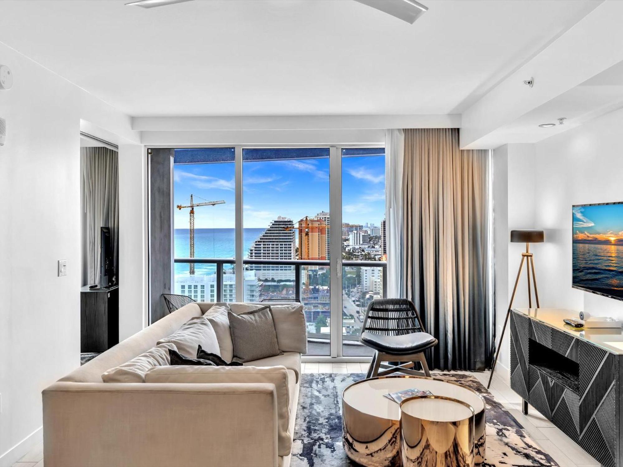 Fll W Residence Penthouse, Amazing Birds Eye Views! *