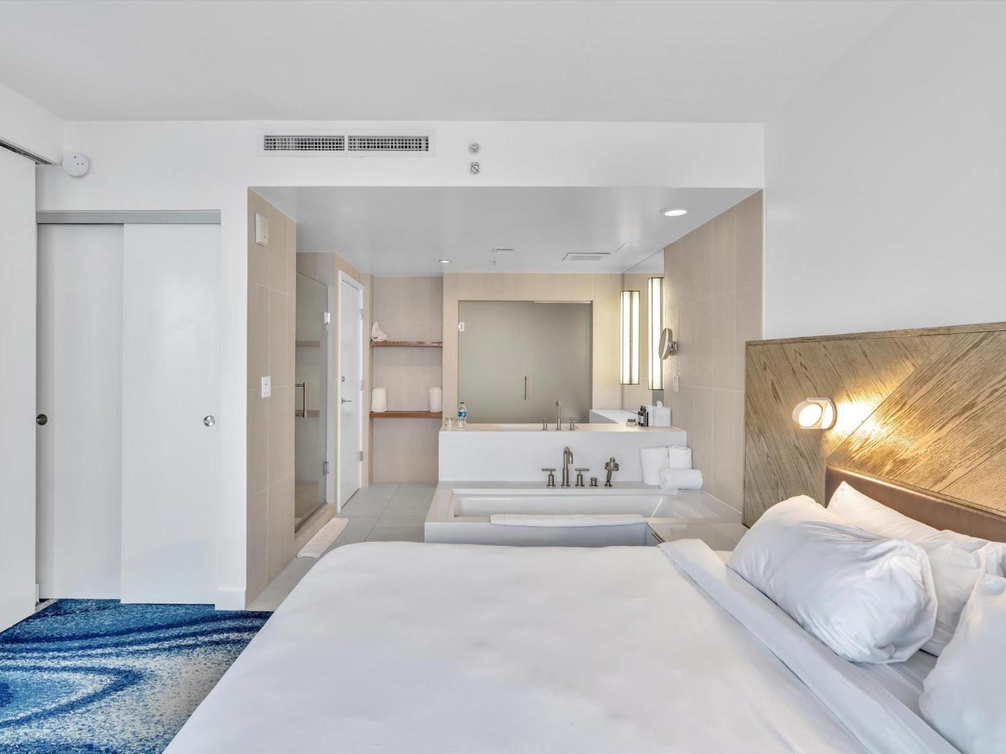Fll W Residence Penthouse, Amazing Birds Eye Views! *