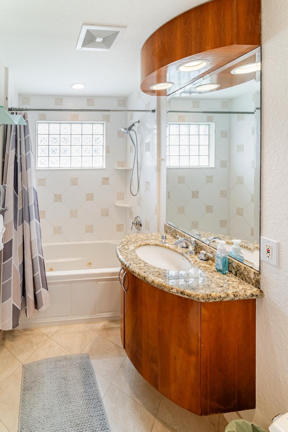 Charming 2br Waterfront House Holiday home *