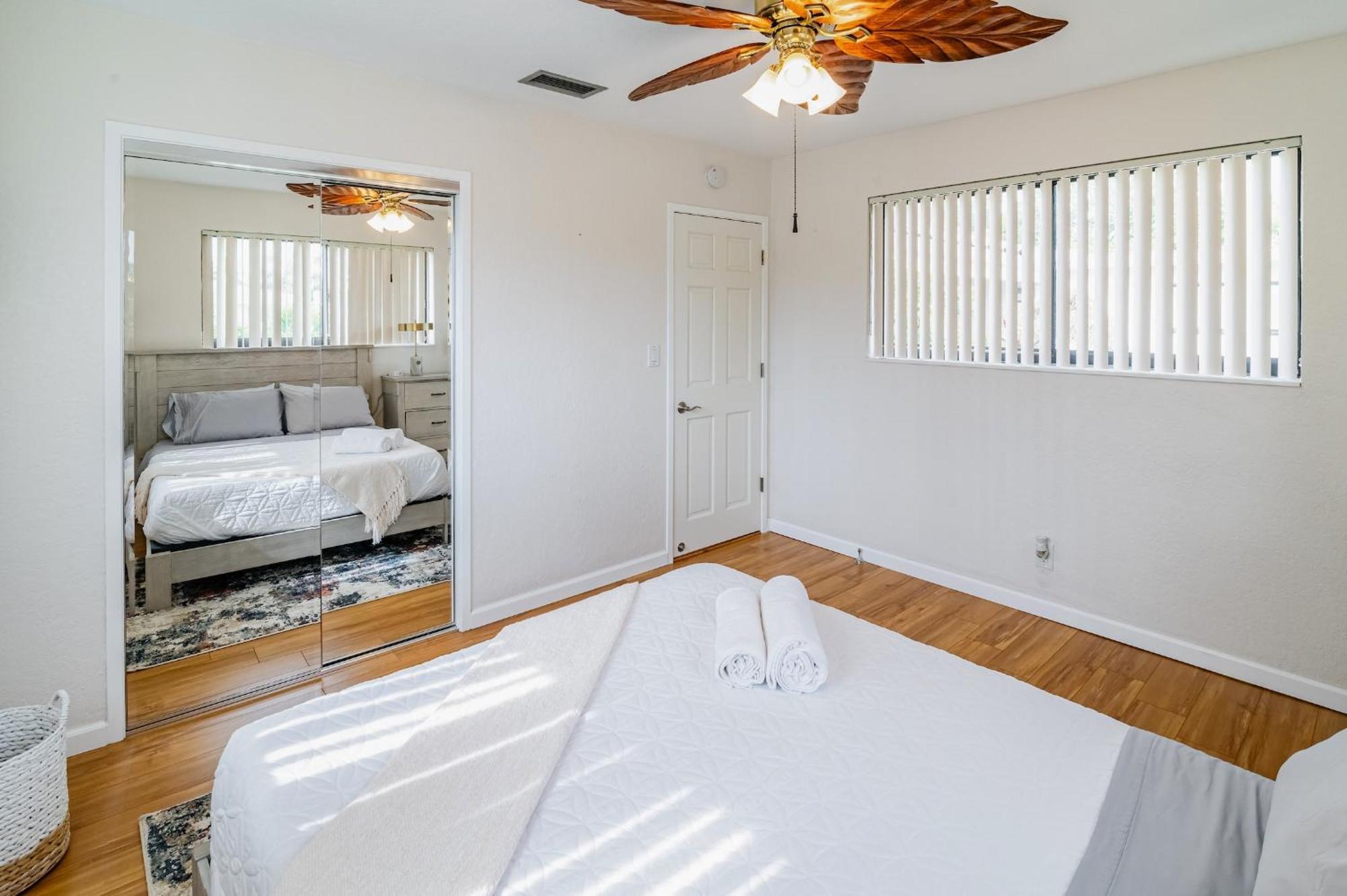 Charming 2br Waterfront House Holiday home *