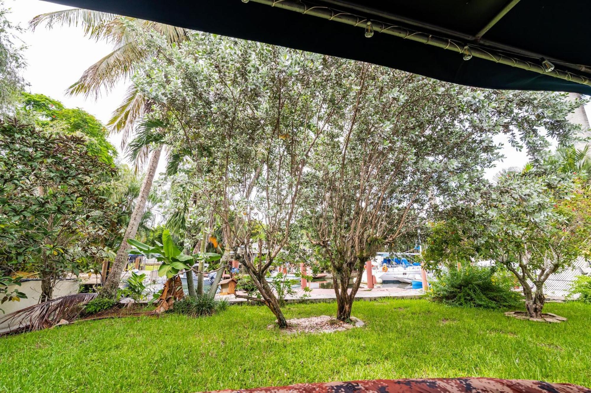 Charming 2br Waterfront House Holiday home *