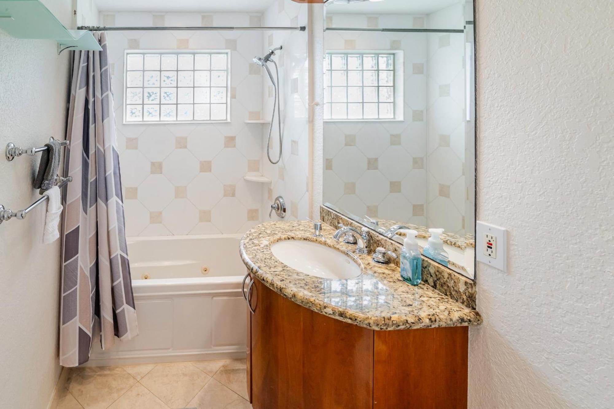 Charming 2br Waterfront House Holiday home