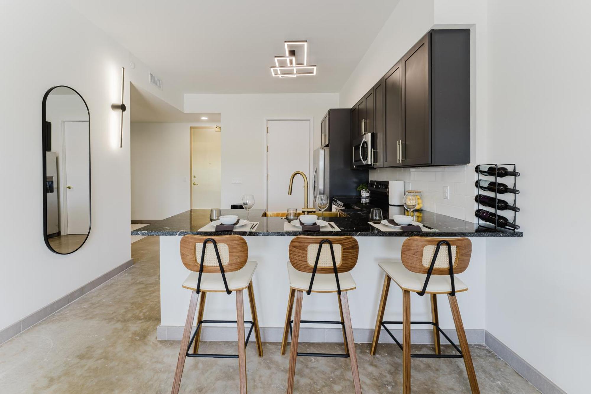 Ultra Luxe In Prime Location *