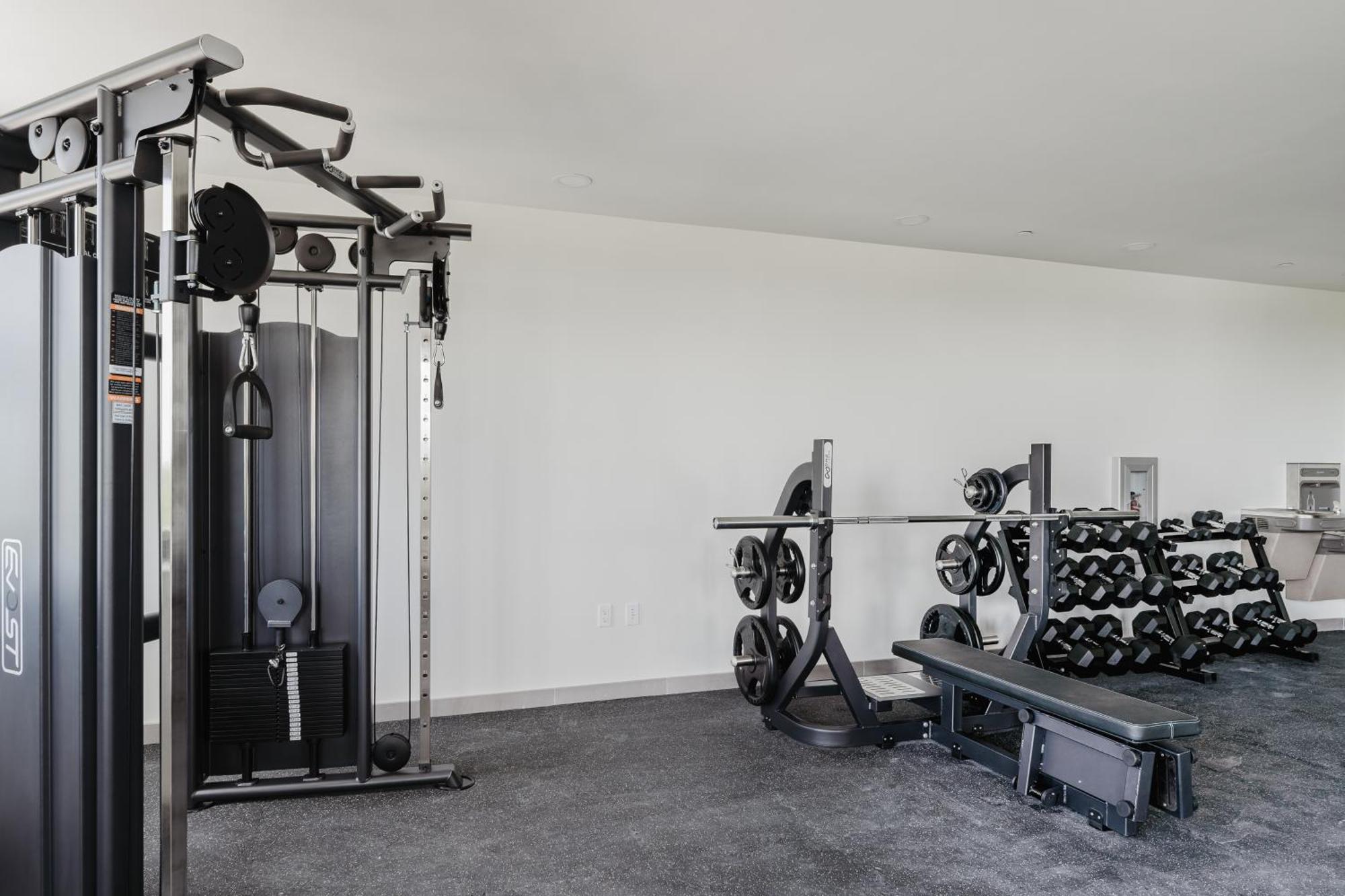 Ultra Luxe In Prime Location Apartment *