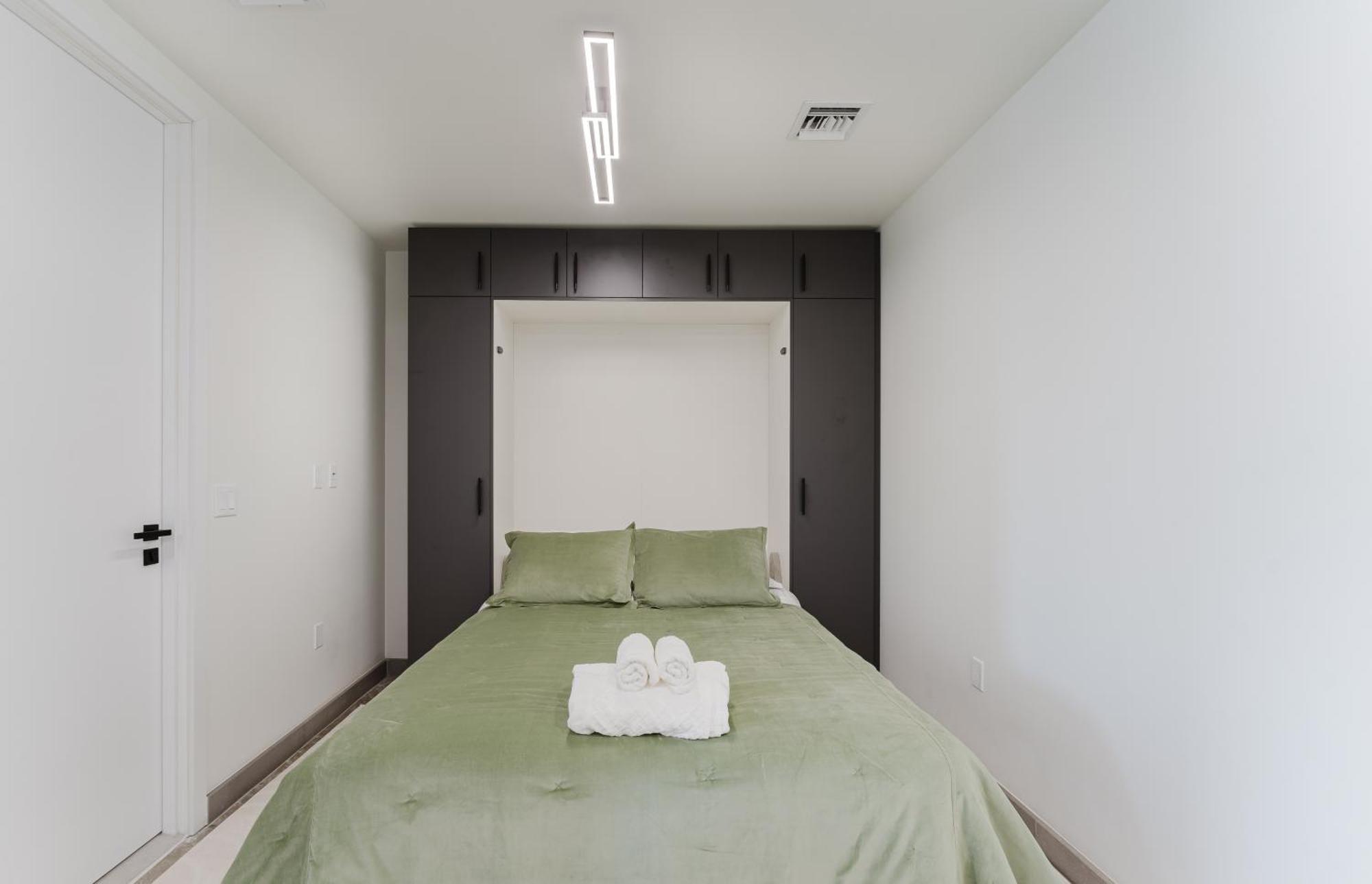Ultra Luxe In Prime Location Apartment *