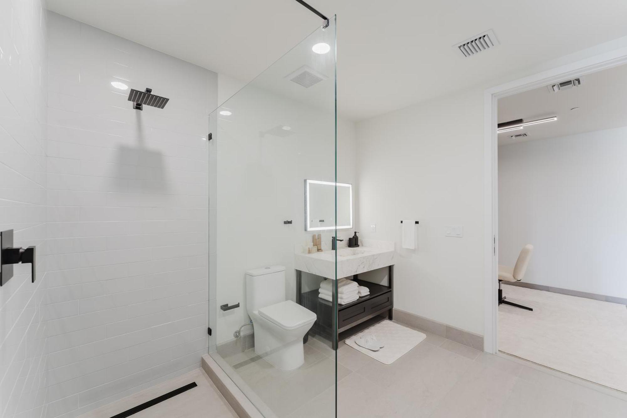 Ultra Luxe In Prime Location *
