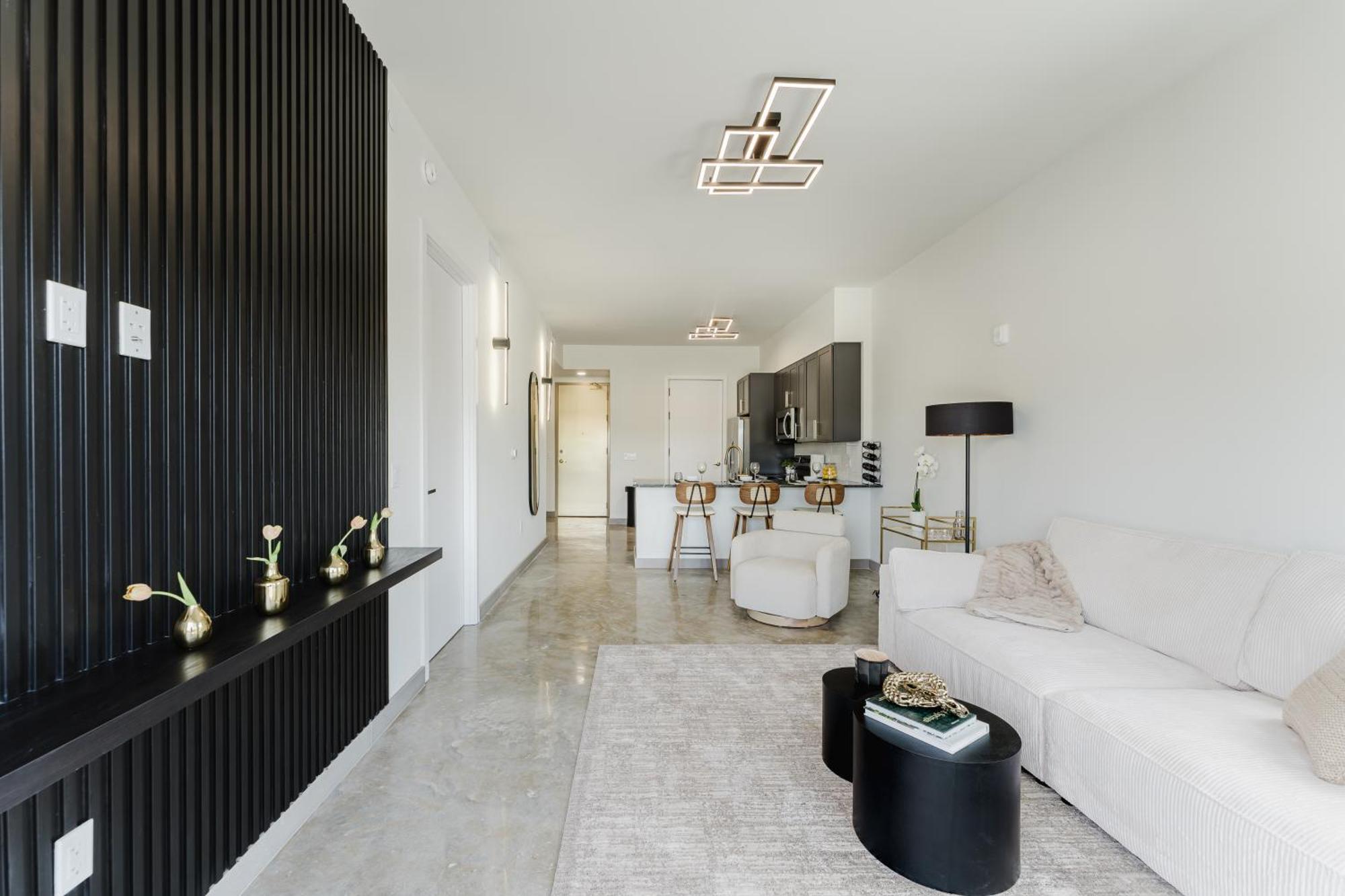 Ultra Luxe In Prime Location *