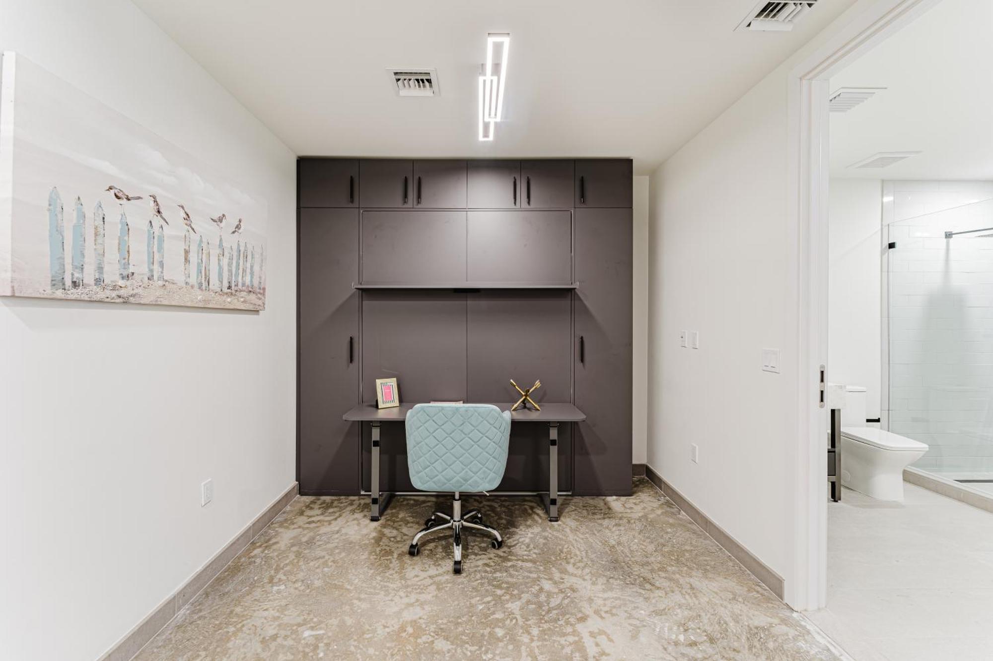 Luxe In Prime Location Apartment *