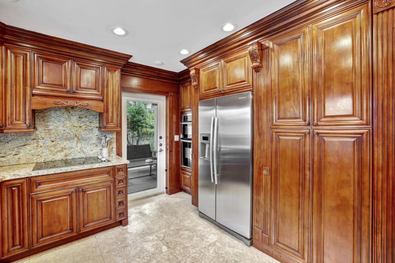 Stylish 2br 3ba With Heated Pool Walkable *
