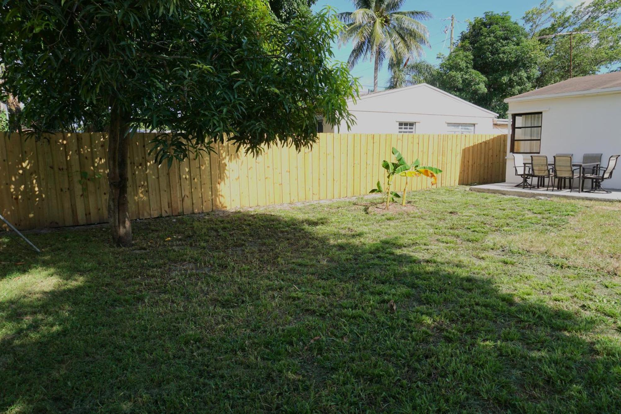 Modern Oasis, King Bed Pet Friendly 10m To Holiday home *