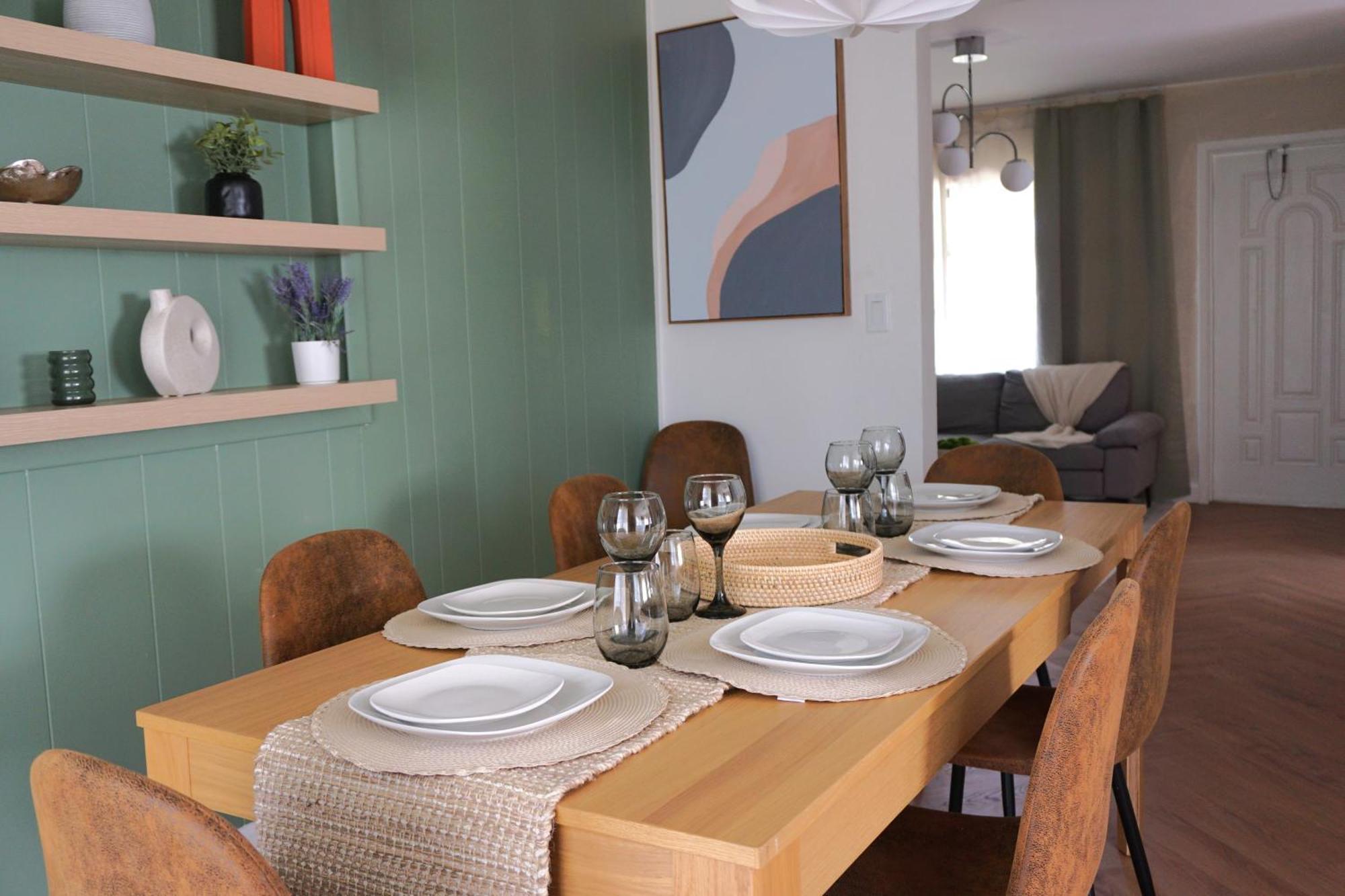 Modern Oasis, King Bed Pet Friendly 10m To Holiday home