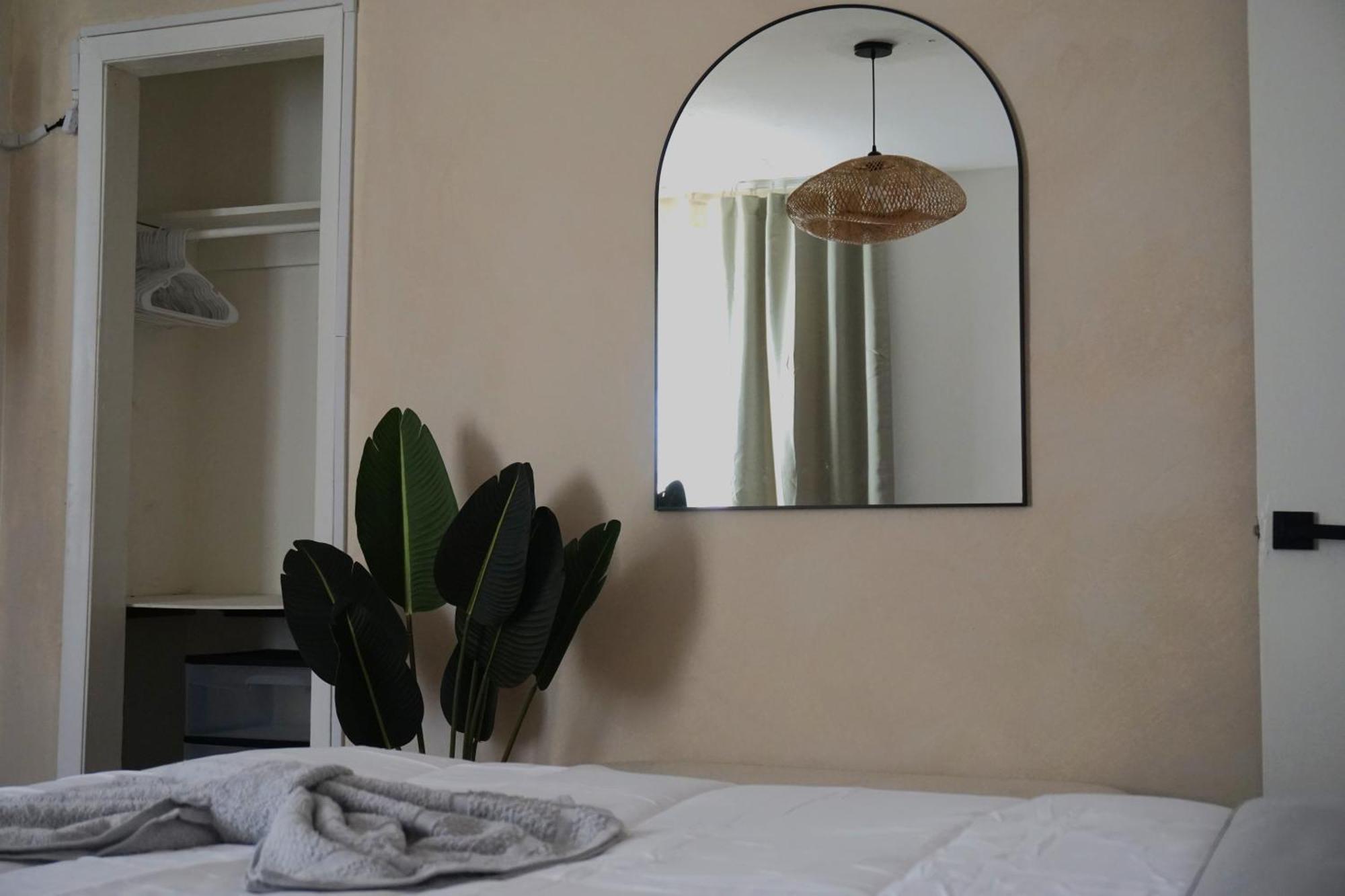 Modern Oasis, King Bed Pet Friendly 10m To Holiday home Fort Lauderdale