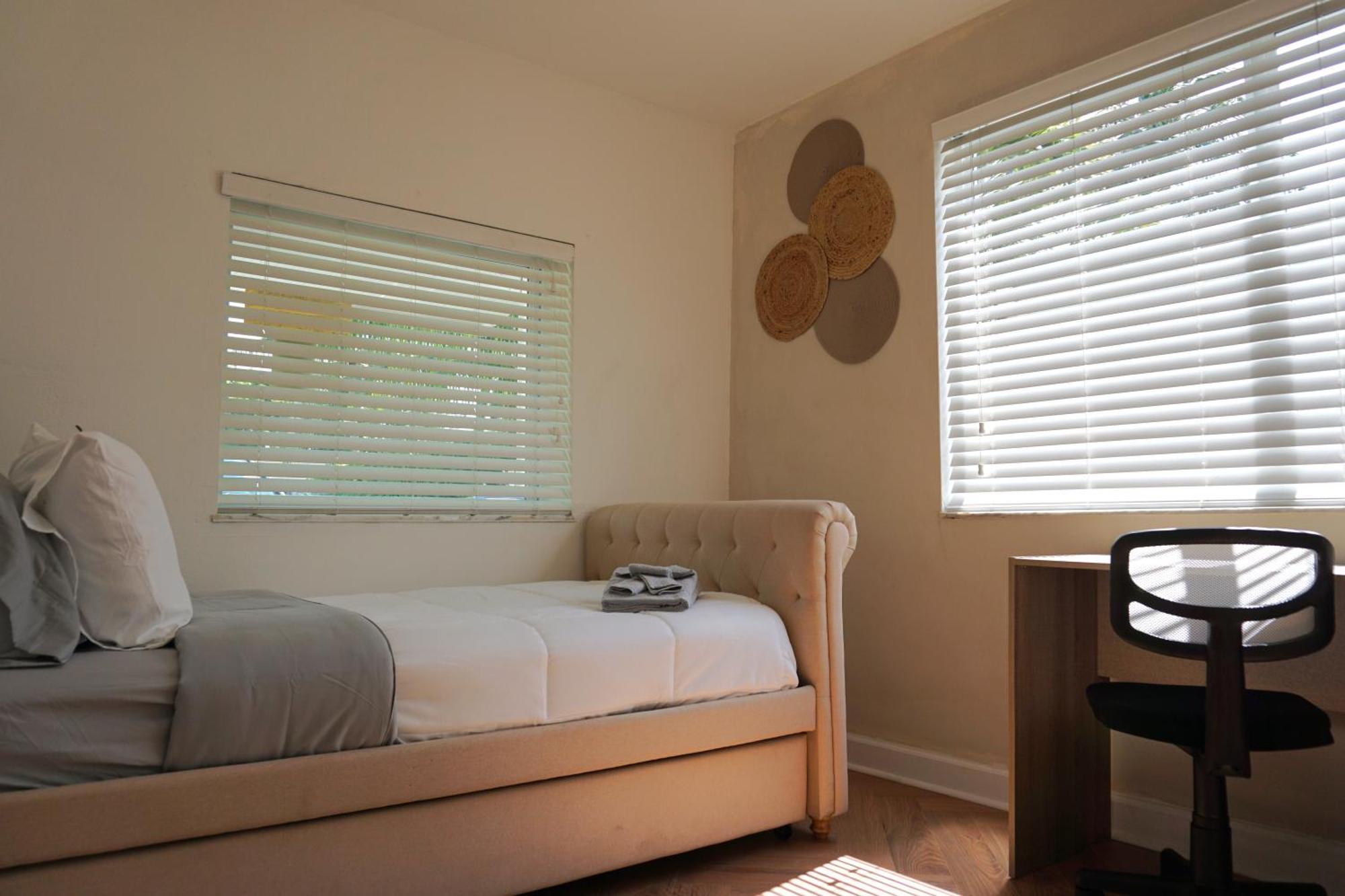 Modern Oasis, King Bed Pet Friendly 10m To Holiday home