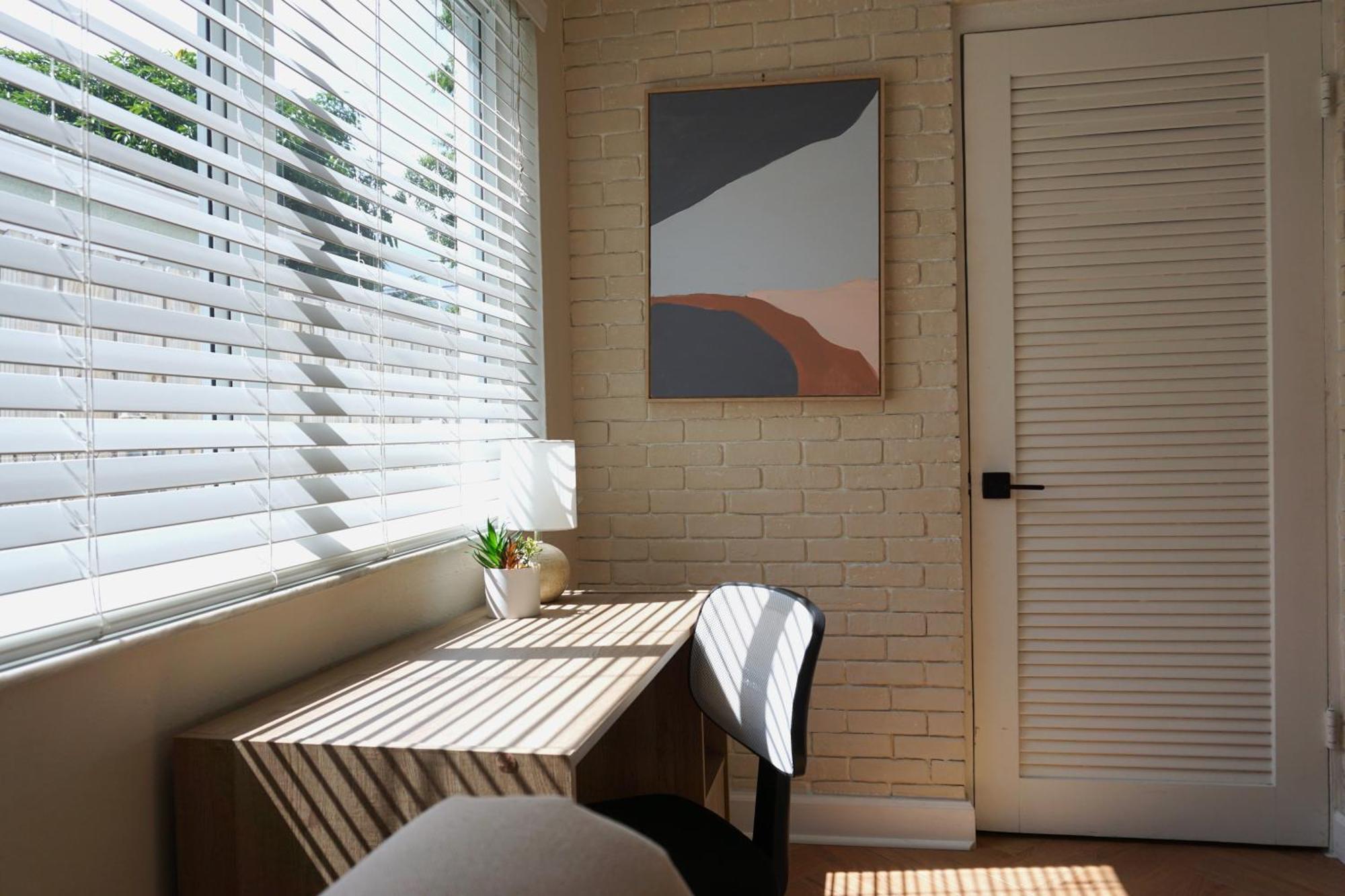 Modern Oasis, King Bed Pet Friendly 10m To Holiday home