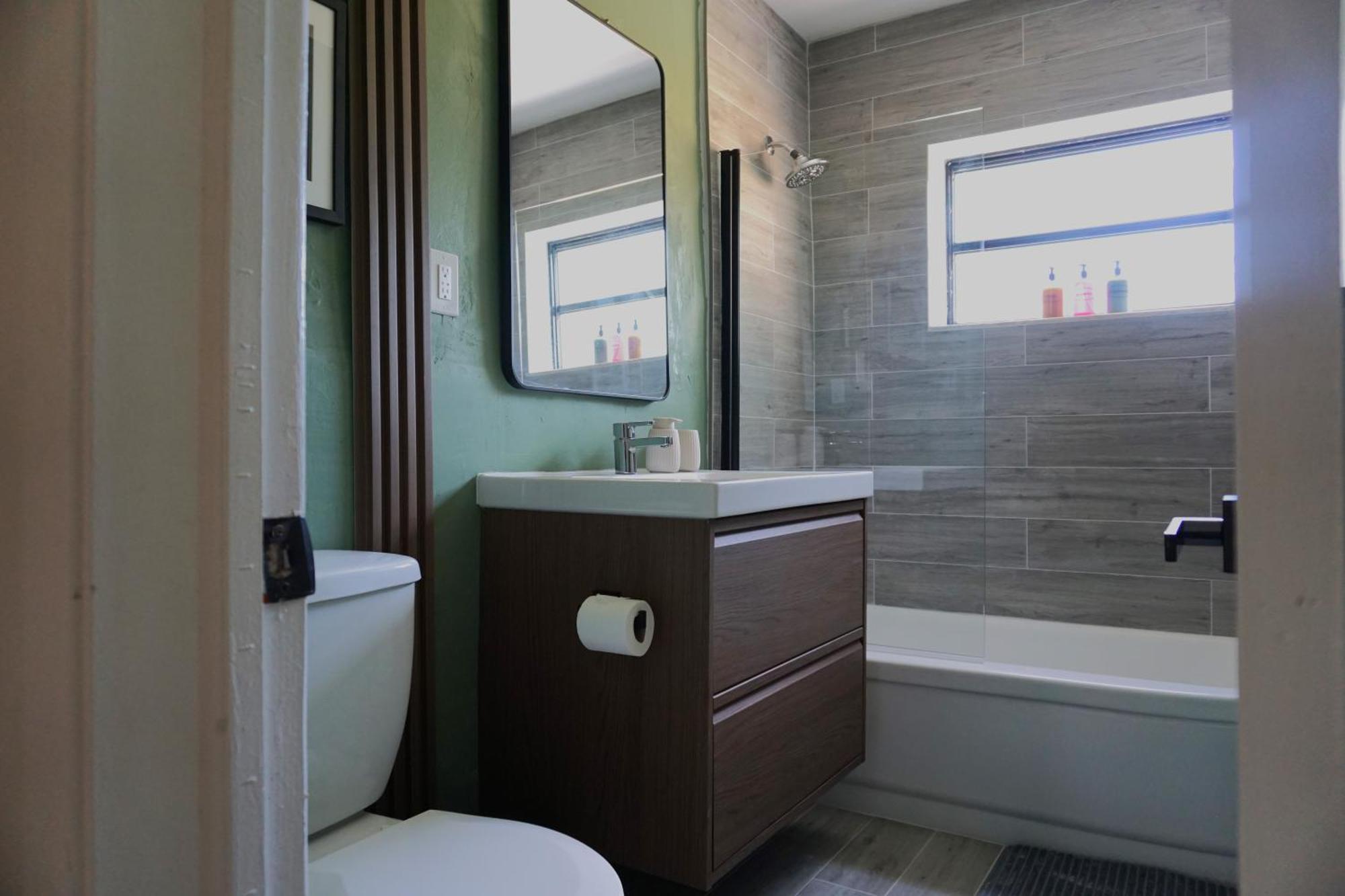 Modern Oasis, King Bed Pet Friendly 10m To Holiday home *