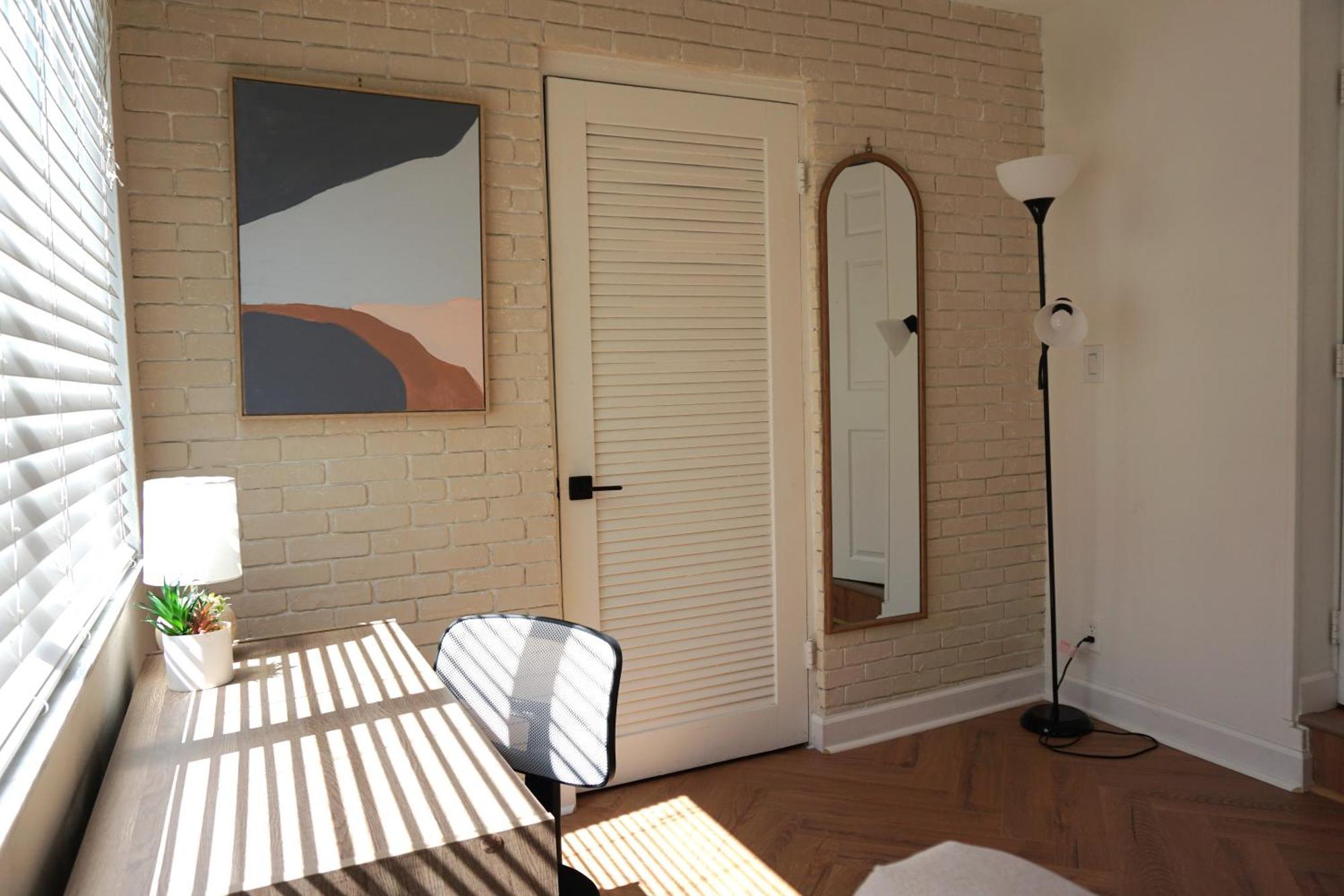 Modern Oasis, King Bed Pet Friendly 10m To Holiday home