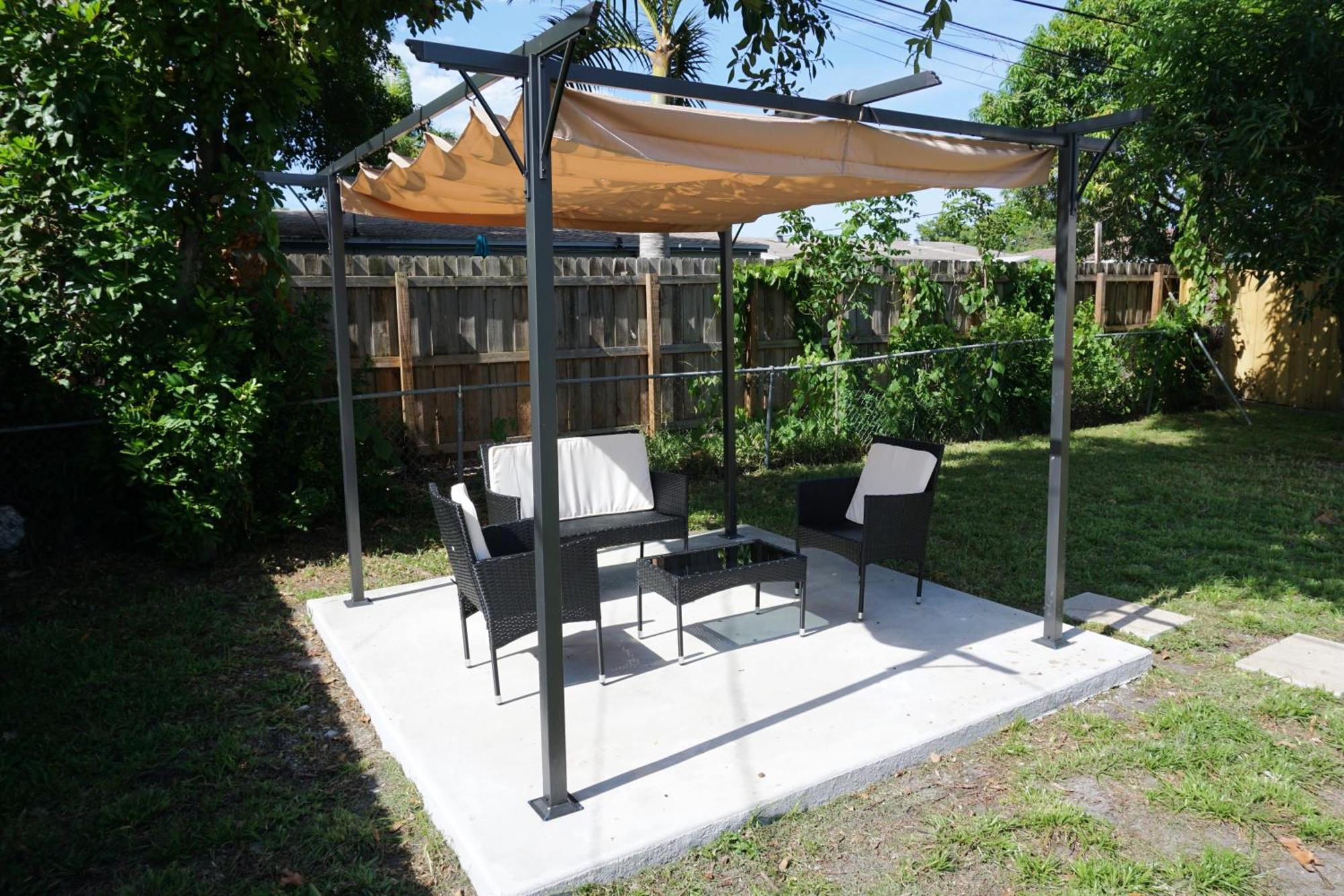 Modern Oasis, King Bed Pet Friendly 10m To Holiday home Fort Lauderdale