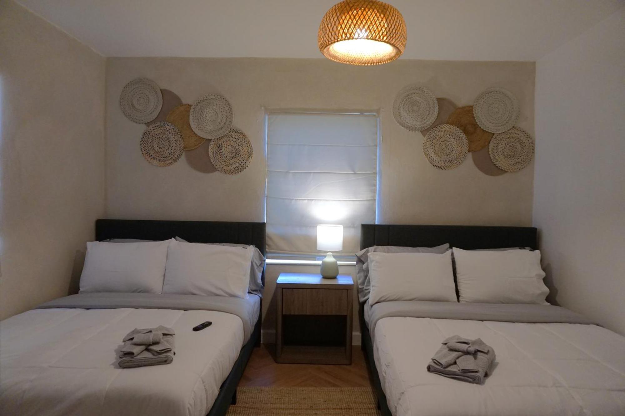 Modern Oasis, King Bed Pet Friendly 10m To Holiday home