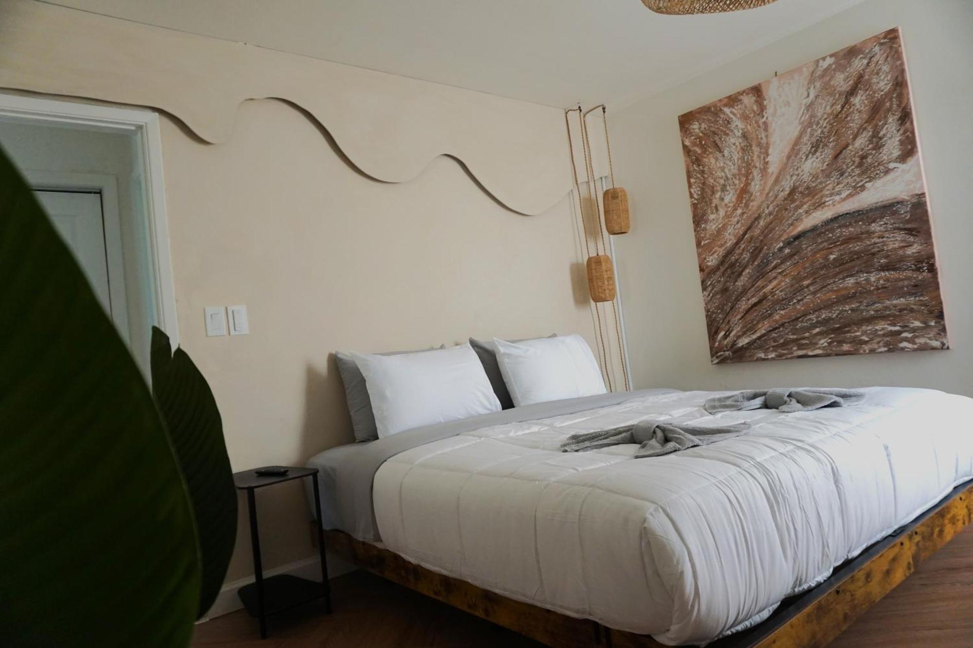 Modern Oasis, King Bed Pet Friendly 10m To Holiday home *