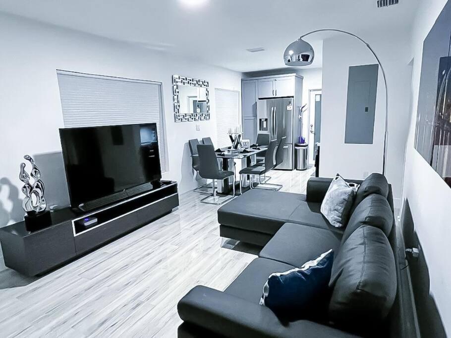 Modern Lux 3br 2ba With Heated Pool Holiday home *