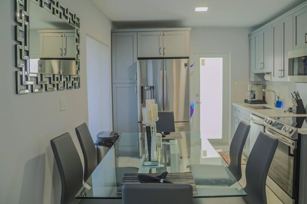 Modern Lux 3br 2ba With Heated Pool Holiday home *