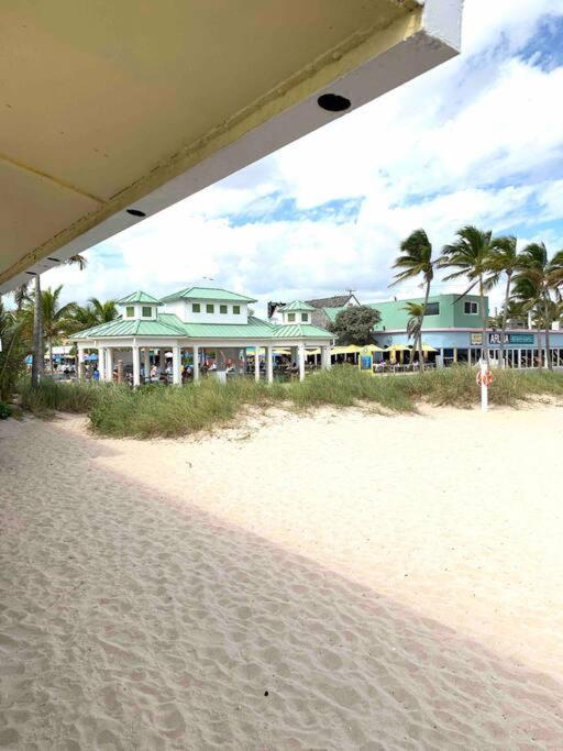 Villa Blissful In Amazing Location With Heated Pool 3 Blocks To In Your Toes! *