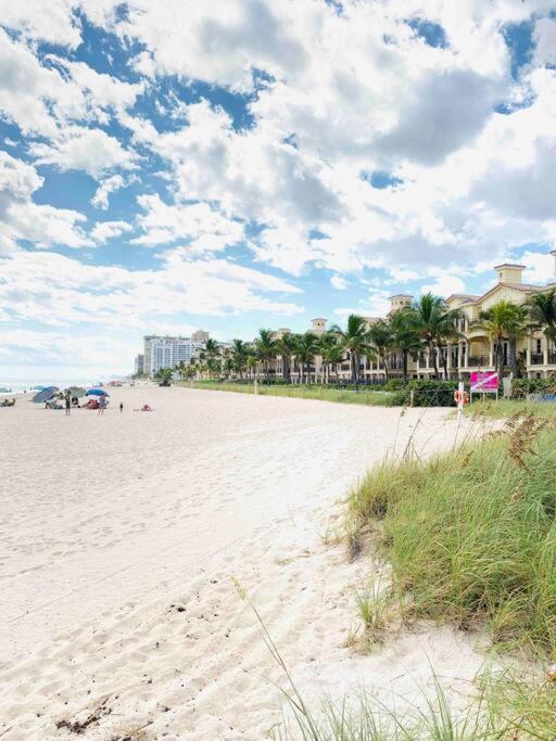 Villa Blissful In Amazing Location With Heated Pool 3 Blocks To In Your Toes! Fort Lauderdale
