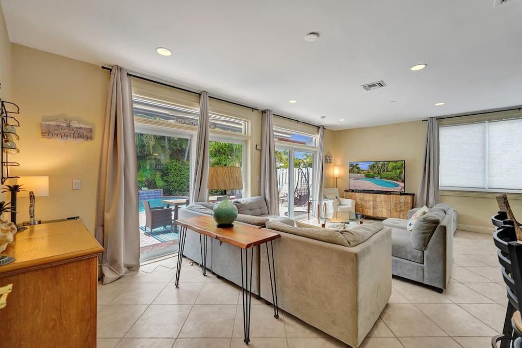 Blissful In Amazing Location With Heated Pool 3 Blocks To In Your Toes! Villa