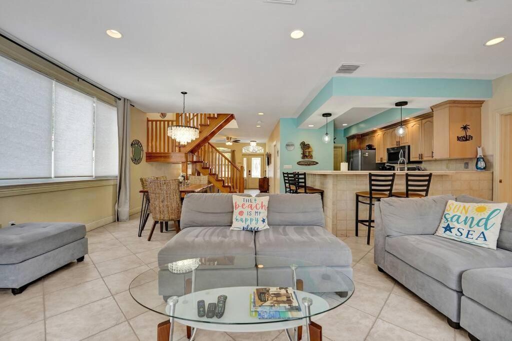 Villa Blissful In Amazing Location With Heated Pool 3 Blocks To In Your Toes!
