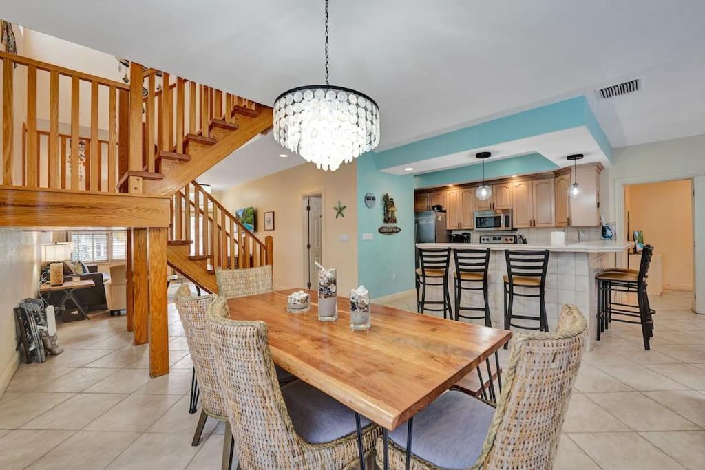 Blissful In Amazing Location With Heated Pool 3 Blocks To In Your Toes! Villa *